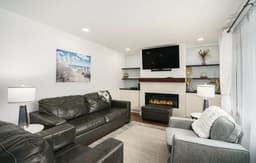 MTM Premier Home near Lake 3bdr Bath and 1/2
