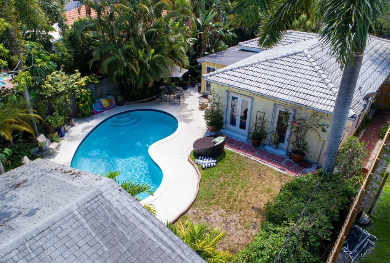 2BR Family Home with Heated Pool in Victoria Park