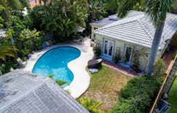 2BR Family Home with Heated Pool in Victoria Park