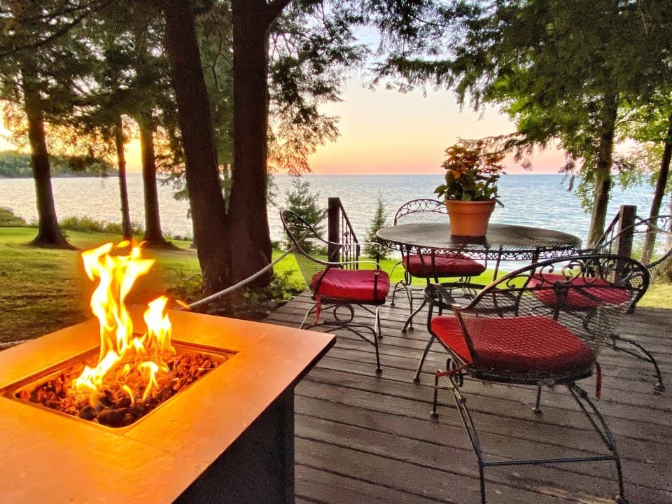 Pine Cottage | Lakefront | Hot tub | Fire Pit 