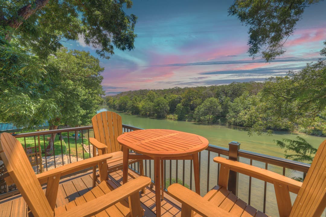 The White House at the River – Luxe & Quiet