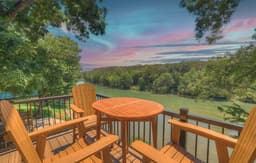 The White House at the River – Luxe & Quiet