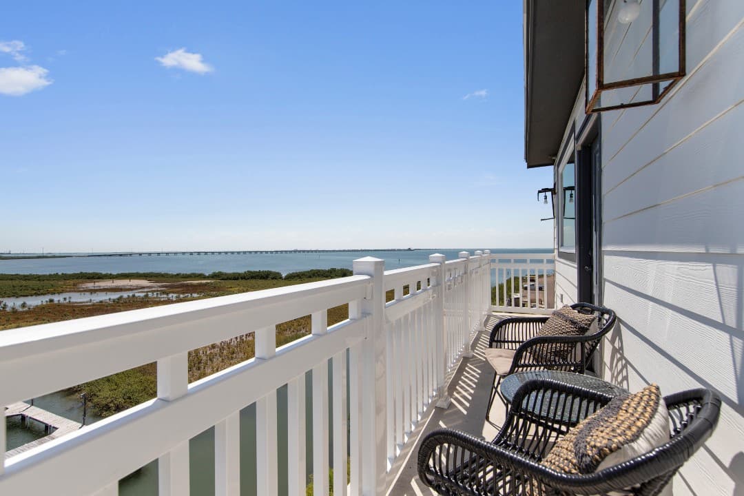 Waterfront Luxury | Mins to Beach & SpaceX Views