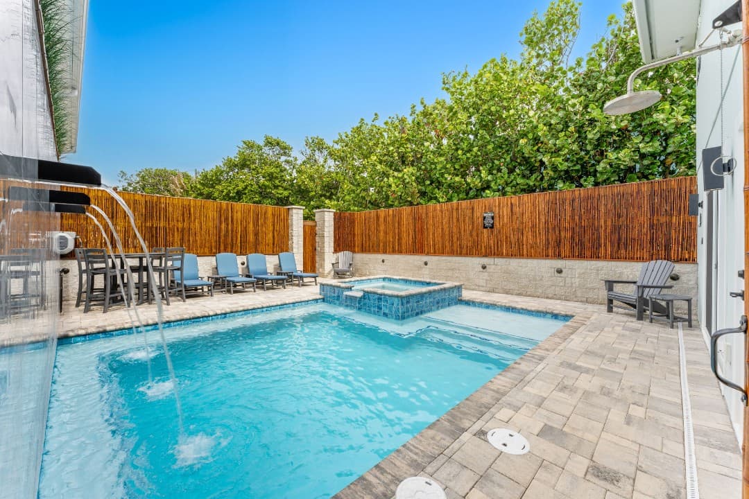 4 Bedroom Beachfront Home with Private Pool & Spa 