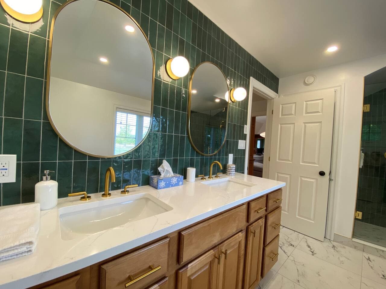 Ensuite bathroom off of the master bedroom. Double vanity, large walk-in shower and deep soaker tub. Main Level.