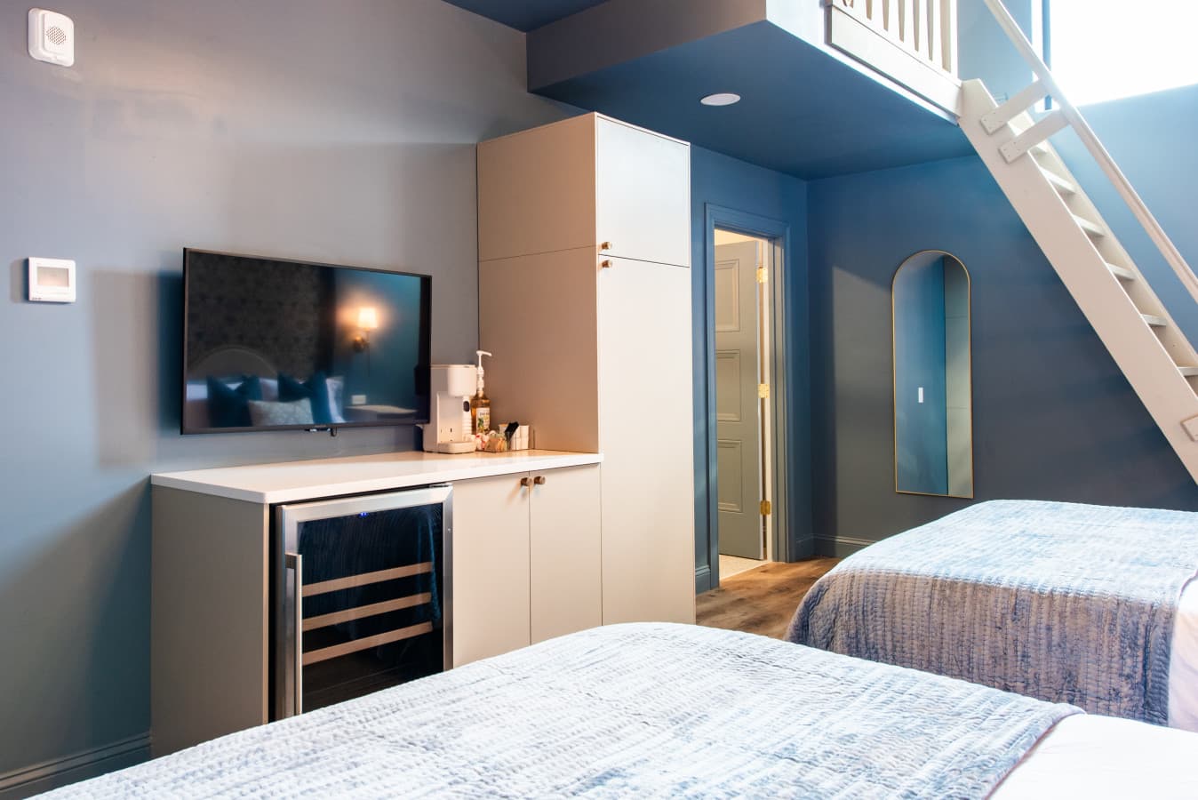 Hollyhock Suite 506: 1 bed + 1 loft bed/1 bath