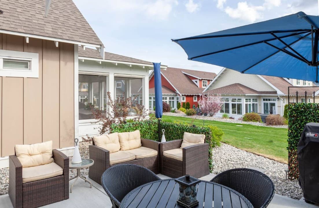 Burgundy Cottage #22 - Short walk to the pools