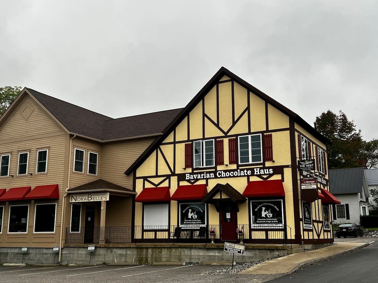 Multiple Shops and restaurants down the street, a 3 minute walk from the house