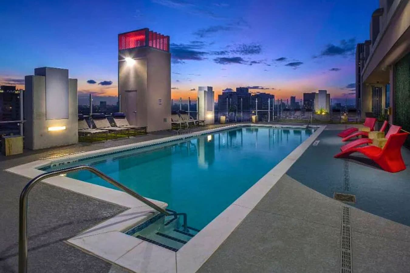 Downtown High‑Rise w/ Skyline Views & Rooftop pool