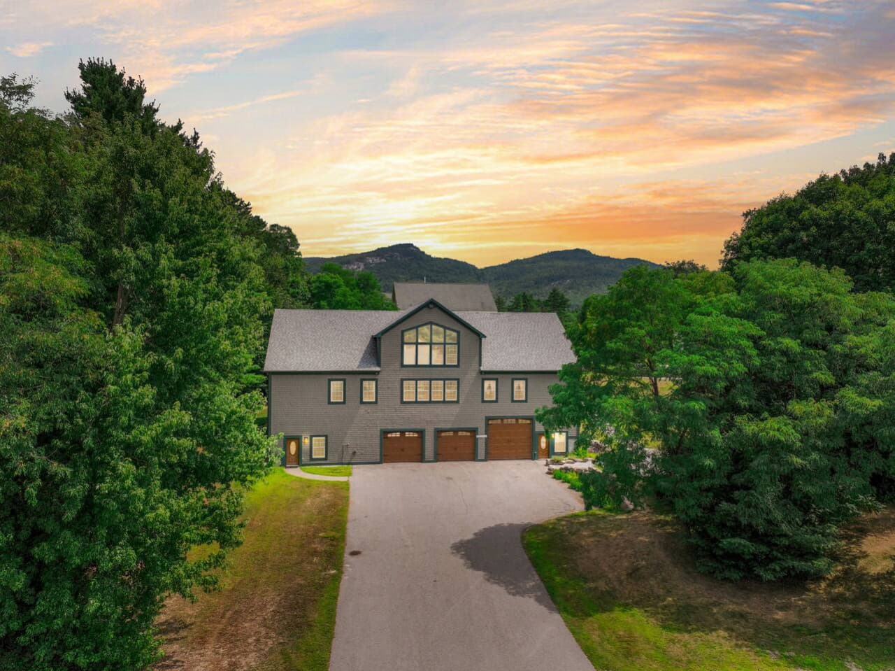 10 Locust Lane | Sleeps 32, Pool, Hot Tub, 15 BDRM