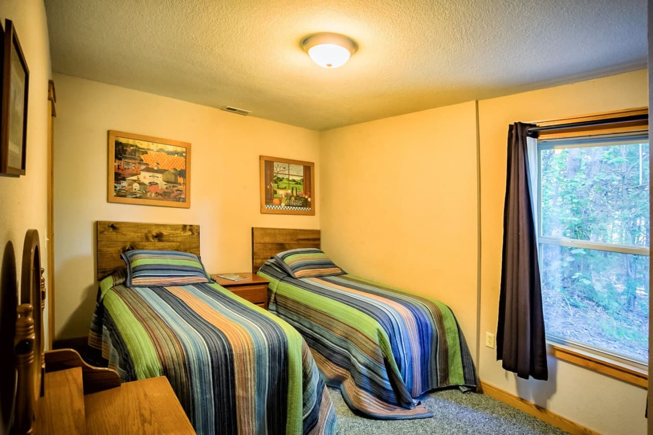 Bedroom with twin beds