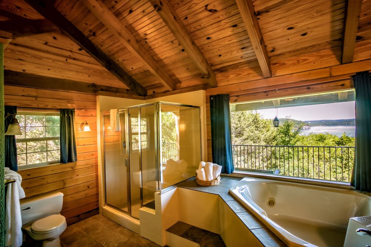 Large Jacuzzi and separate shower