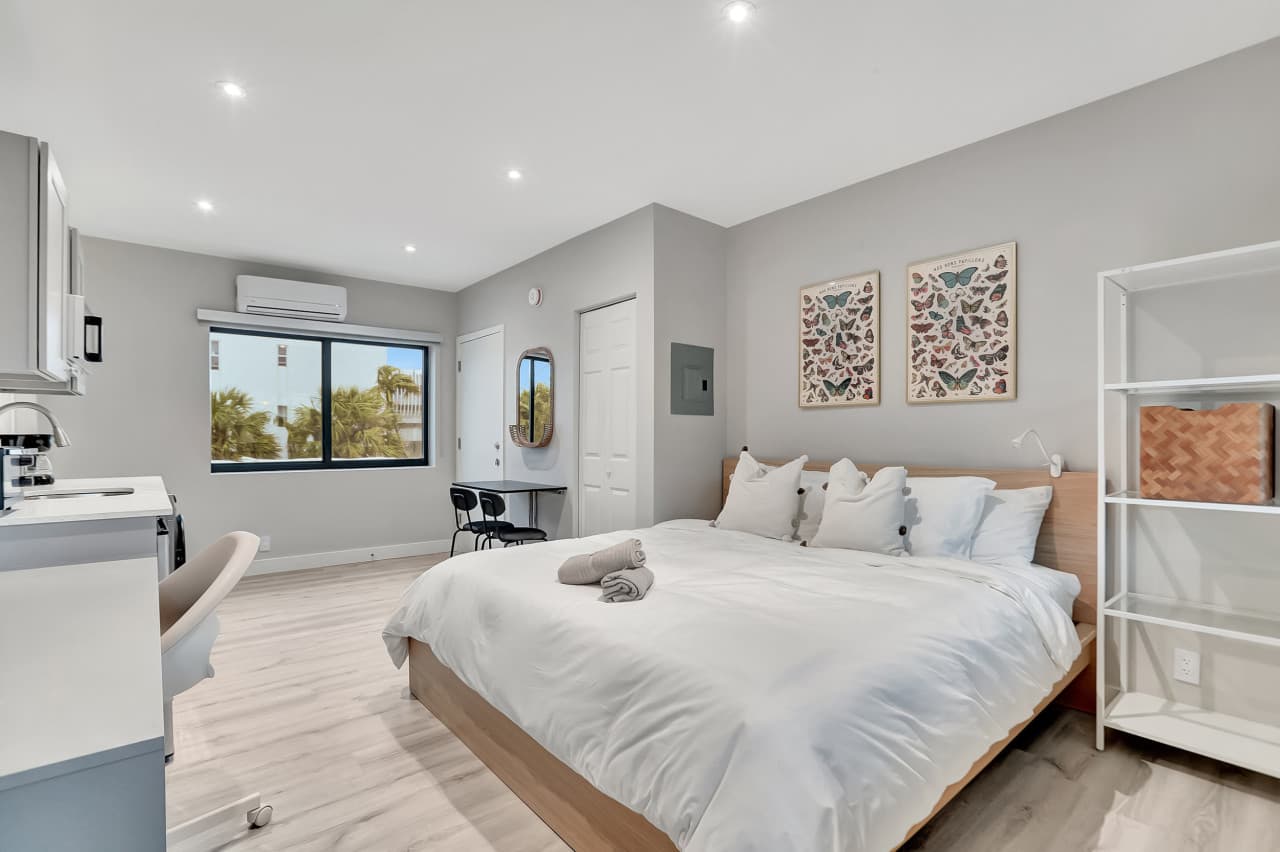 Studio Right off Las Olas - Steps to FTL Beach #1B
