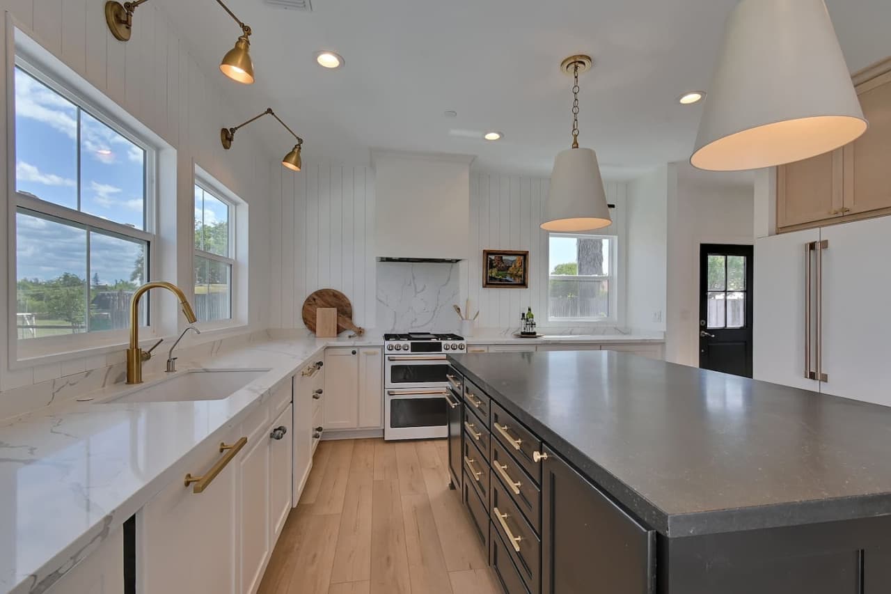 Modern Farmhouse | Pet Friendly|Hot tub & Fire Pit