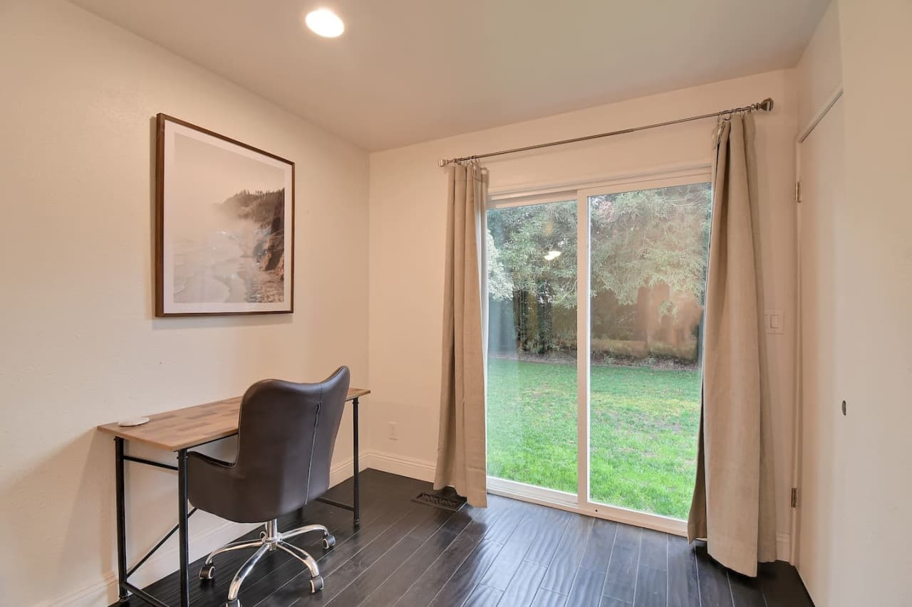Mast Bedroom Office Space