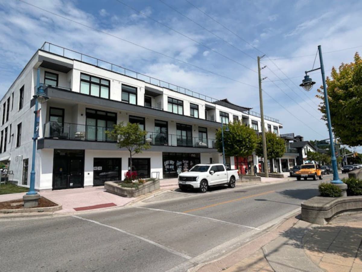 Beachview getaway at the New Carlyle 200 on Main strip in Grand Bend