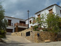 Gemütliches Haus in einer Anlage mit Garten und Schwimmbad.