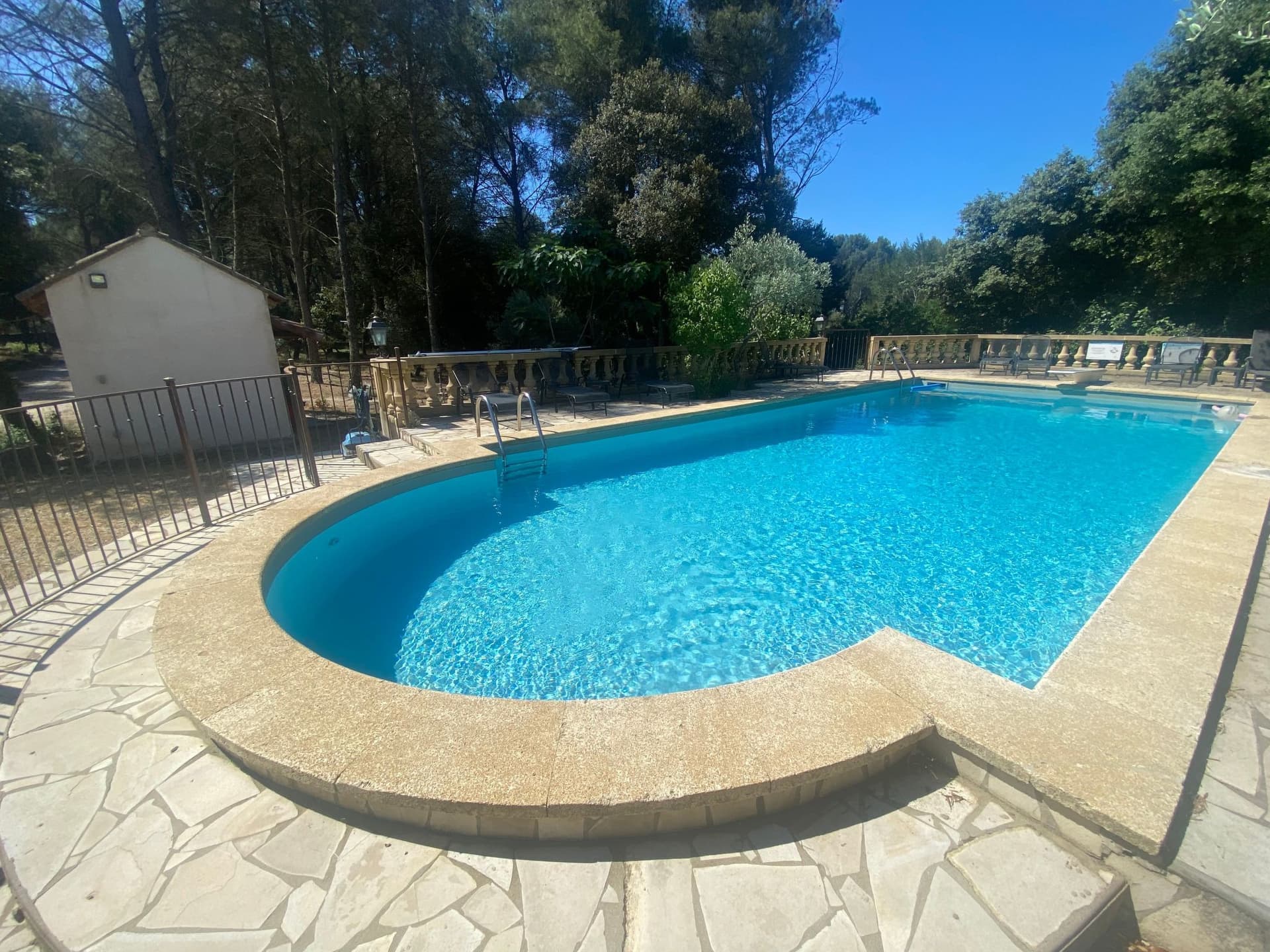 Studiowohnung mit Terrasse - Pool, Tennis, Bouleplatz