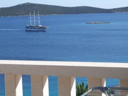 mit Blick auf das Wasser