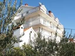 Gemütliche Wohnung in Seget Donji mit Grill und Garten