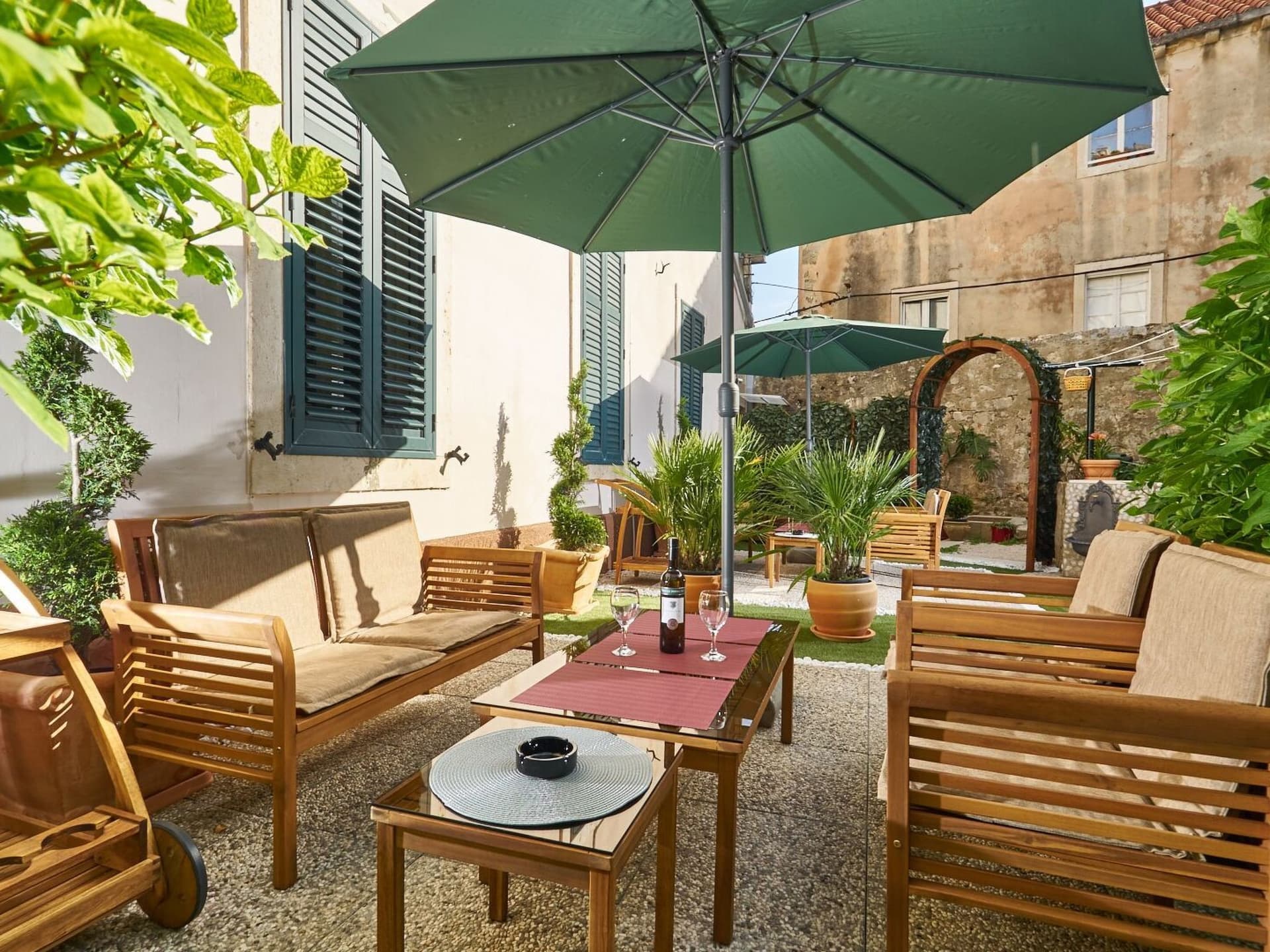 Mediteran in der Nähe von Strand und Altstadt