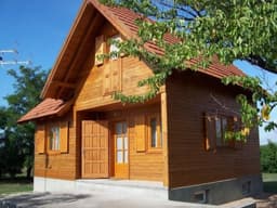 mit Garten, Terrasse und Gartenpavillon