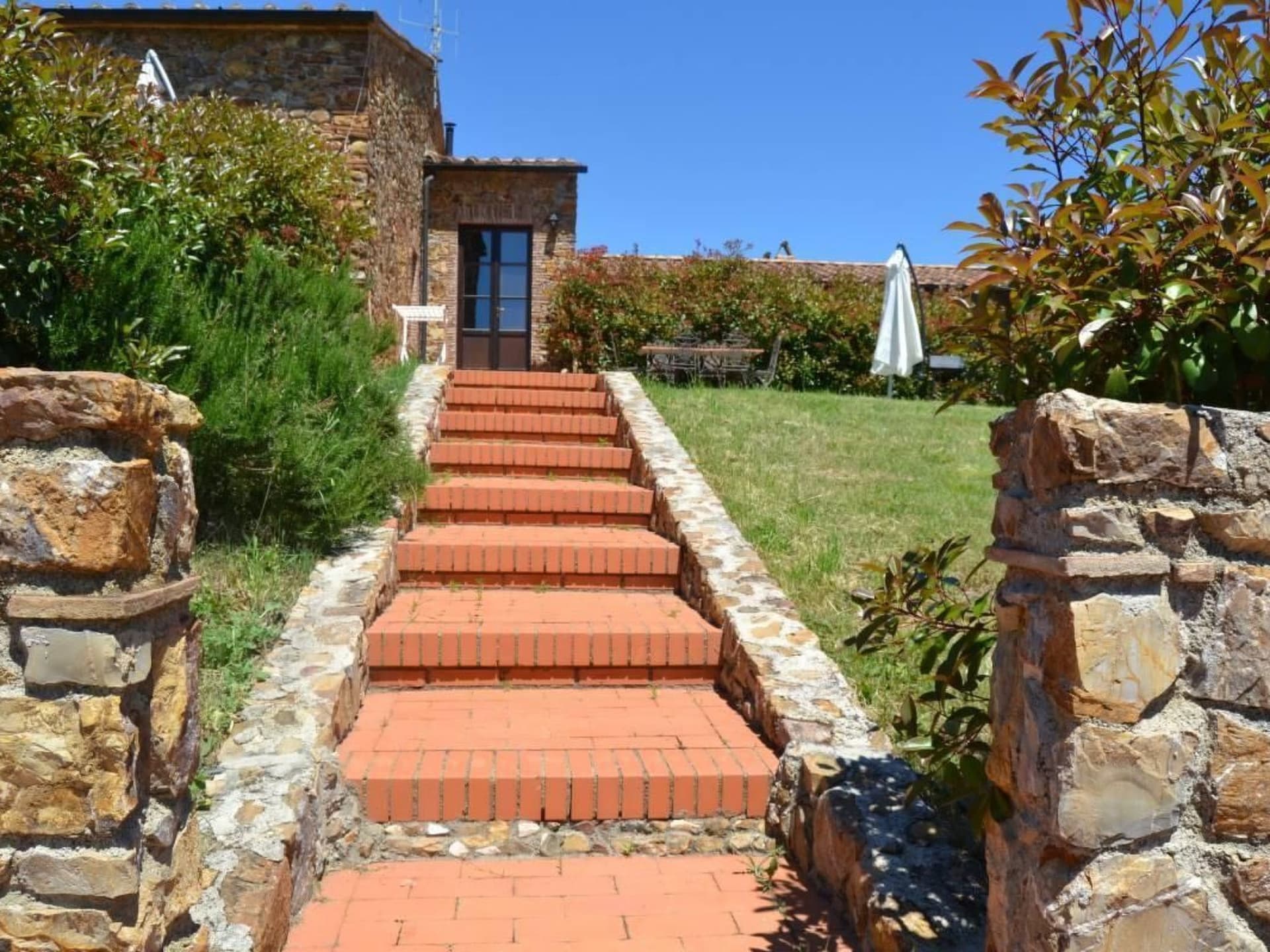 Apartment mit offenem Schlafboden und Garten