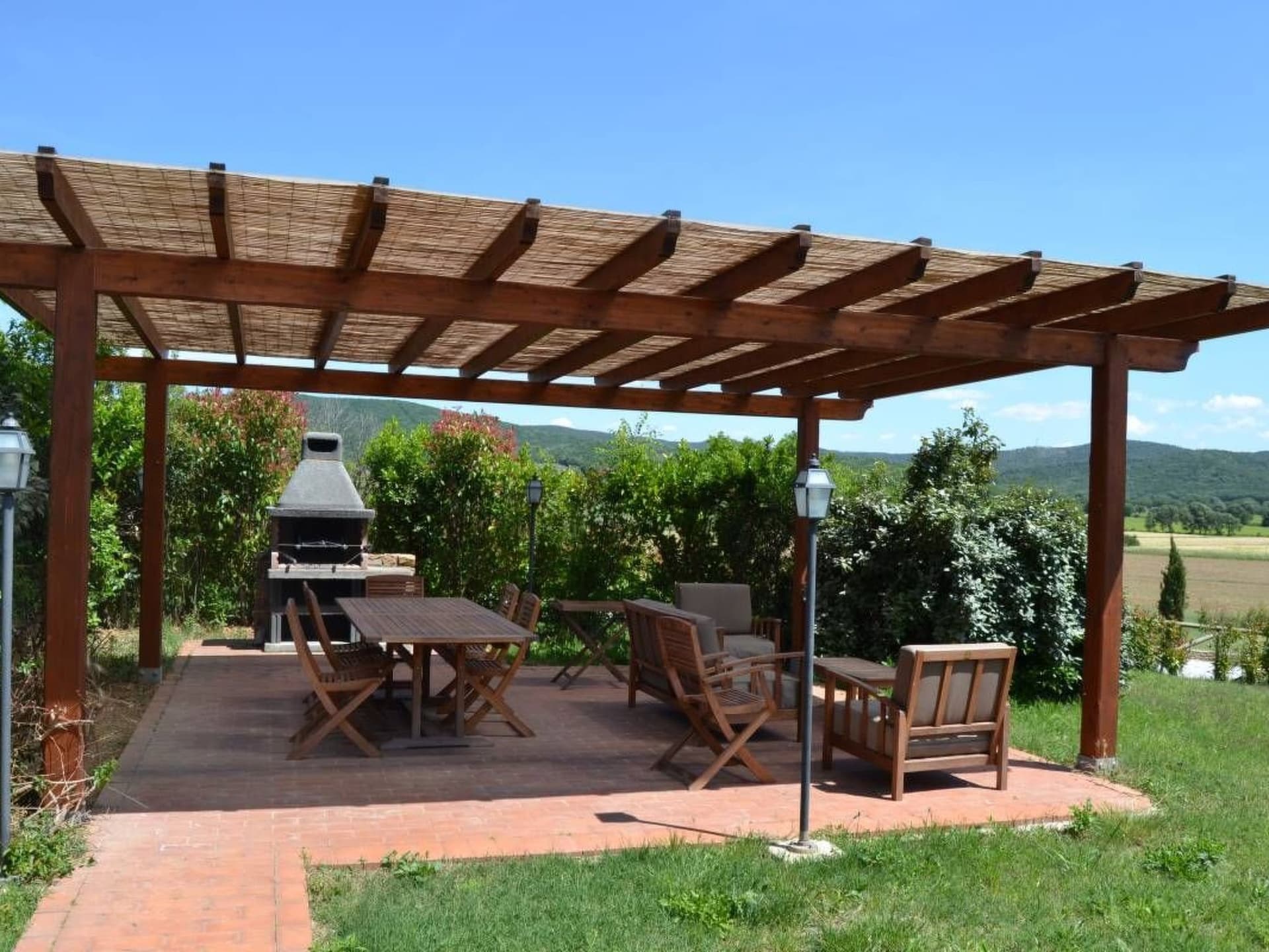 Superior Drei-Zimmer-Wohnung mit Garten und Pavillon