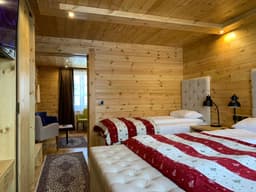 Die Ski-Suite hat ein Schlafzimmer und ein kleines Wohnzimmer ohne Küche.