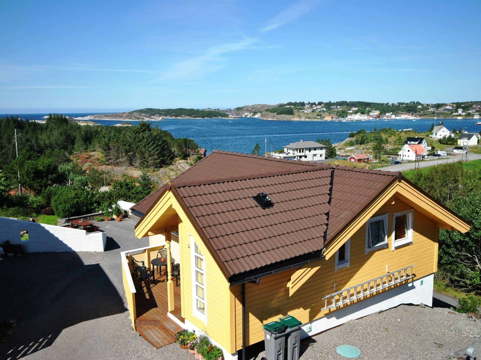 mit Blick auf das Wasser