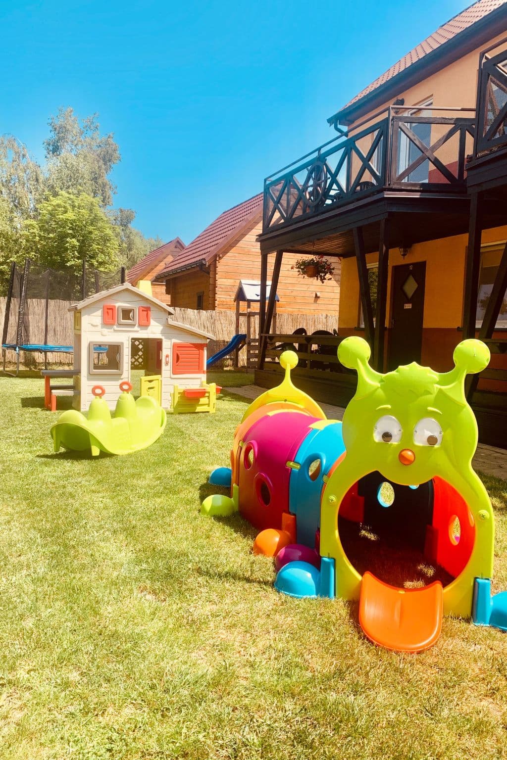 Appartements mit einem Wohn-,Ess- und Schlafraum und kleinem Balkon für vier Pe