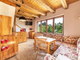 Kiefernwohnung mit Terrasse mit Blick auf den Garten