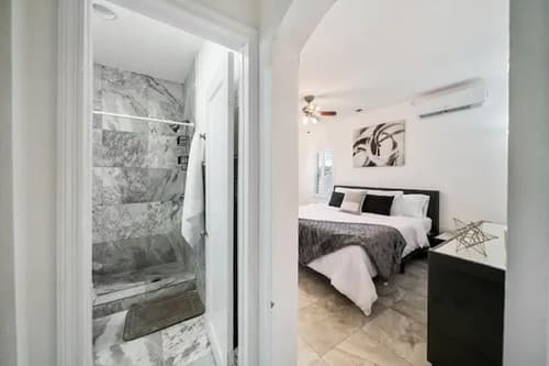 studio w/ King Bed - no parking
