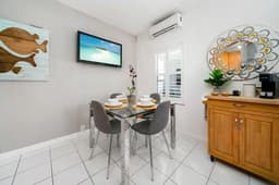 1BED/1BATH Beach Home King Bed /Free Parking