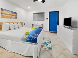 2 Twin Beds Studio + Kitchenette | Clean & Bright