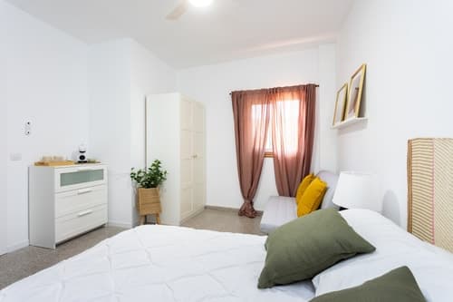 Eden Rentals 01b Surfy Stylish Bed&Coffee Room