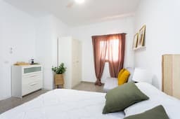 Eden Rentals 01b Surfy Stylish Bed&Coffee Room