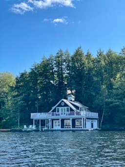 Luxurious Lakehouse Vacation Home in Muskoka